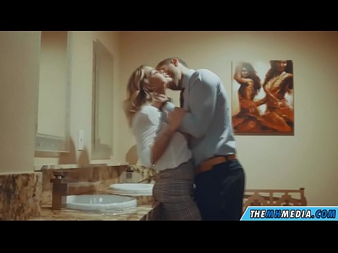 ❤️ Döşlü sarışın sizi ictimai tualetdə aldatdıqda ️❌ Sərt porno bizdə ❤